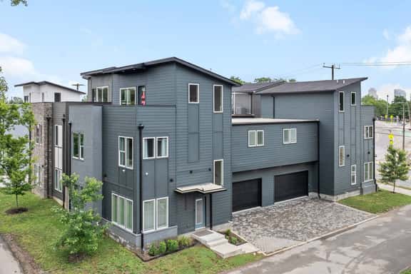 8 Beds! | Rooftop Lounge + 6 Min to Broadway - Image 1