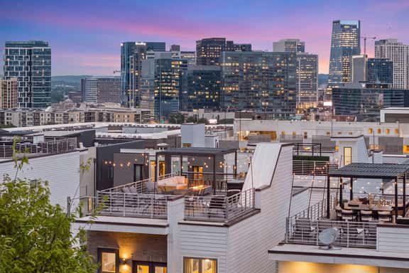 Walk to Broadway! Rooftop/Fire Pit/Views/14 beds - Image 1
