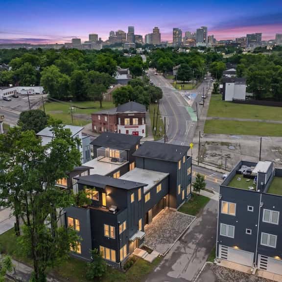 16 beds! 6 min to BRDWY! 2 Huge Homes! - Image 1