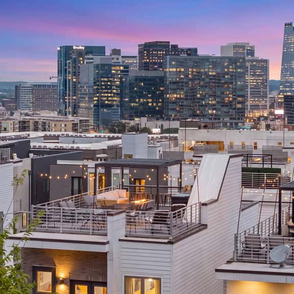 Walk to Broadway! Rooftop/Fire Pit/Views/14 beds - Image 1