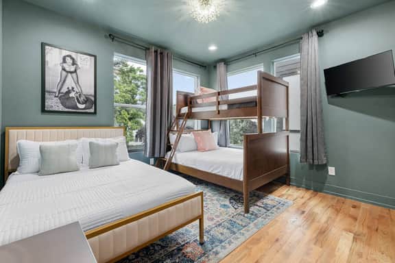 8 Beds! | Rooftop Lounge + 6 Min to Broadway - Image 5