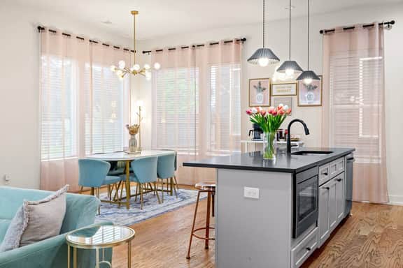 8 Beds! | Rooftop Lounge + 6 Min to Broadway - Image 4