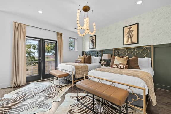 Walk to Broadway! Rooftop/Fire Pit/Views/14 beds - Image 3