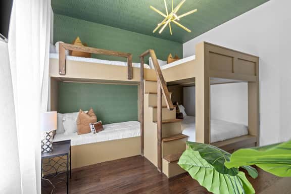 Walk to Broadway! Rooftop/Fire Pit/Views/14 beds - Image 5
