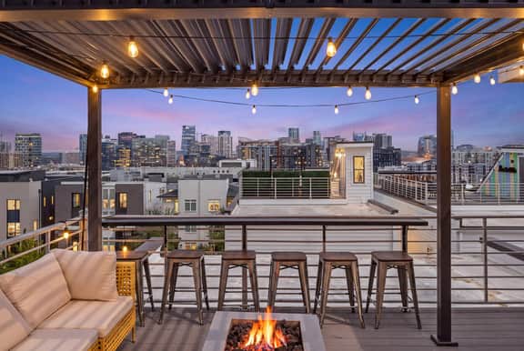 Walk to Broadway! Rooftop/Fire Pit/Views/14 beds - Image 4