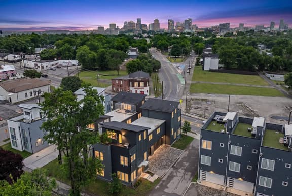 16 beds! 6 min to BRDWY! 2 Huge Homes! - Image 1